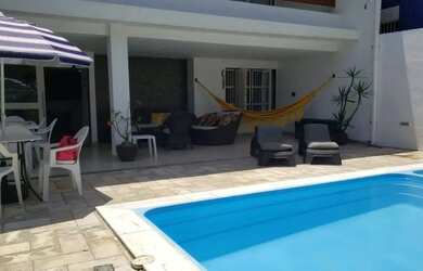 Imagem: A casa possui 4 Dormitórios, 3 Banheiros, 3 Vagas na garagem