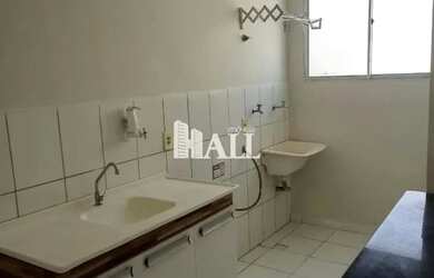 Imagem: O apartamento possui 2 Dormitórios, 1 Banheiro, 1 Vaga na garagem