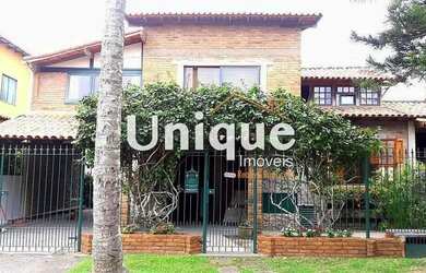 Imagem: A casa possui 4 Dormitórios, 3 Banheiros, 2 Vagas na garagem