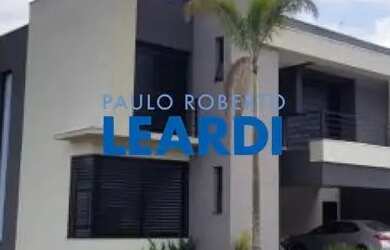 Imagem: A casa possui 5 Dormitórios, 4 Banheiros, 5 Vagas na garagem