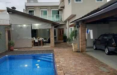 Imagem: A casa possui 3 Dormitórios, 4 Banheiros, 3 Vagas na garagem