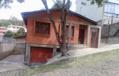 Imagem: A casa possui 3 Dormitórios, 1 Banheiro, 2 Vagas na garagem