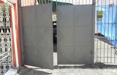 Imagem: A casa possui 3 Dormitórios, 2 Banheiros, 3 Vagas na garagem