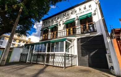 Imagem: A casa possui 3 Dormitórios, 3 Banheiros, 3 Vagas na garagem