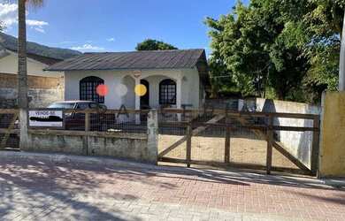 Imagem: A casa possui 2 Dormitórios, 1 Banheiro, 3 Vagas na garagem