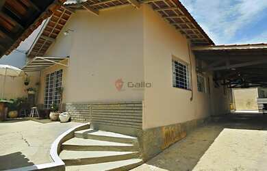 Imagem: A casa possui 3 Dormitórios, 2 Banheiros, 2 Vagas na garagem