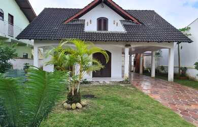 Imagem: A casa possui 3 Dormitórios, 2 Banheiros, 1 Vaga na garagem