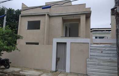 Imagem: A casa possui 3 Dormitórios, 2 Banheiros, 2 Vagas na garagem