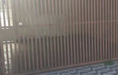 Imagem: A casa possui 2 Dormitórios, 1 Banheiro, 2 Vagas na garagem