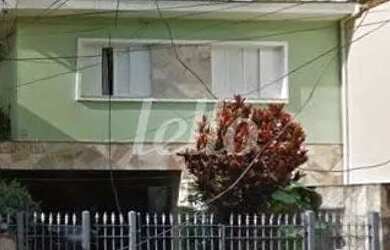 Imagem: A casa possui 4 Dormitórios, 2 Banheiros, 4 Vagas na garagem