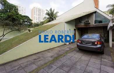 Imagem: A casa possui 4 Dormitórios, 5 Banheiros, 5 Vagas na garagem