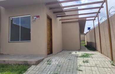 Imagem: A casa possui 3 Dormitórios, 2 Banheiros, 2 Vagas na garagem