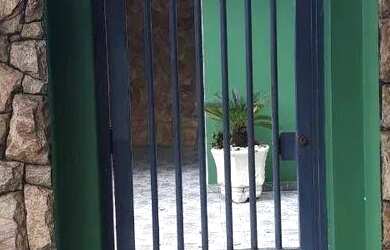 Imagem: A casa possui 3 Dormitórios, 2 Banheiros, 4 Vagas na garagem