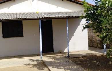 Imagem: A casa possui 2 Dormitórios, 1 Banheiro, 1 Vaga na garagem