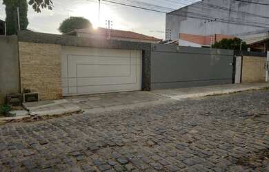 Imagem: A casa possui 4 Dormitórios, 3 Banheiros, 3 Vagas na garagem