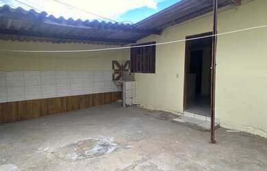 Imagem: A casa possui 2 Dormitórios, 1 Banheiro, 1 Vaga na garagem