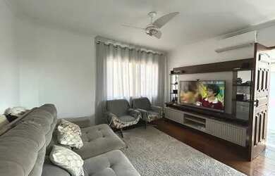 Imagem: A casa possui 2 Dormitórios, 2 Banheiros, 1 Vaga na garagem