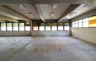 Imagem: O depósito possui 5 Vagas na garagem, 3.561m² de Área e