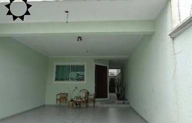 Imagem: A casa possui 3 Dormitórios, 3 Banheiros, 4 Vagas na garagem