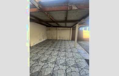 Imagem: A casa possui 1 Dormitório, 1 Banheiro, 1 Vaga na garagem