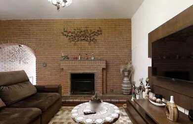 Imagem: A casa possui 3 Dormitórios, 2 Banheiros, 1 Vaga na garagem