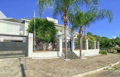 Imagem: A casa possui 5 Dormitórios, 5 Banheiros, 3 Vagas na garagem