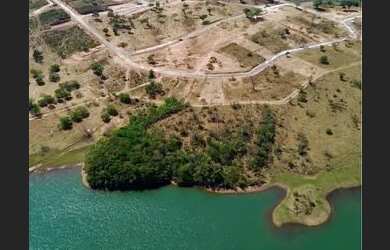 Imagem: A casa possui 1 Dormitório, 2 Vagas na garagem e está localizado