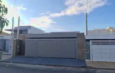 Imagem: A casa possui 3 Dormitórios, 1 Banheiro, 250m² de Área e