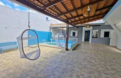 Imagem: A casa possui 5 Dormitórios, 5 Banheiros, 4 Vagas na garagem