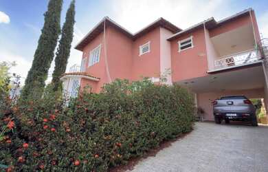 Imagem: A casa possui 5 Dormitórios, 3 Banheiros, 3 Vagas na garagem