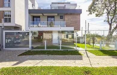 Imagem: A casa possui 3 Dormitórios, 2 Banheiros, 2 Vagas na garagem