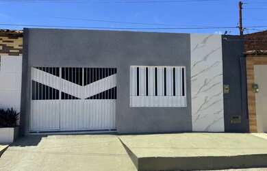 Imagem: A casa possui 3 Dormitórios, 2 Banheiros, 1 Vaga na garagem