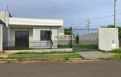 Imagem: A casa possui 3 Dormitórios, 1 Banheiro, 2 Vagas na garagem