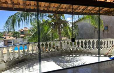 Imagem: A casa possui 3 Dormitórios, Acomodam 12 pessoas, 5 Vagas na