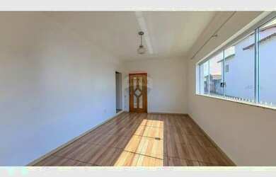 Imagem: A casa possui 4 Dormitórios, 2 Banheiros, 1 Vaga na garagem