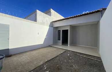 Imagem: A casa possui 2 Dormitórios, 1 Banheiro, 1 Vaga na garagem