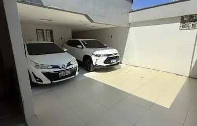 Imagem: A casa possui 2 Dormitórios, 1 Banheiro, 2 Vagas na garagem