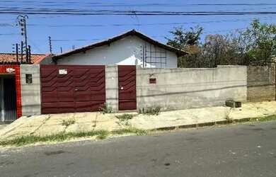 Imagem: A casa possui 4 Dormitórios, 2 Banheiros, 1 Vaga na garagem