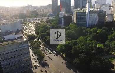 Imagem: O depósito possui 2 Vagas na garagem, 692m² de Área e está