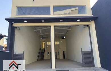 Imagem: O depósito possui 2 Vagas na garagem, 240m² de Área e está