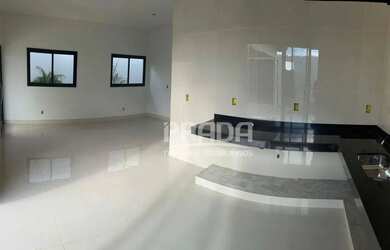 Imagem: A casa possui 3 Dormitórios, 3 Banheiros, 4 Vagas na garagem