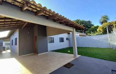 Imagem: A casa possui 3 Dormitórios, 3 Banheiros, 5 Vagas na garagem