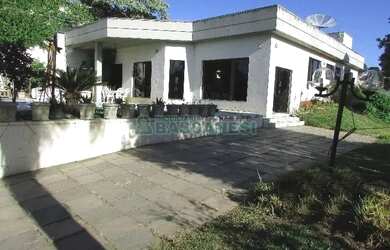 Imagem: A casa possui 3 Dormitórios, 2 Banheiros, 1 Vaga na garagem