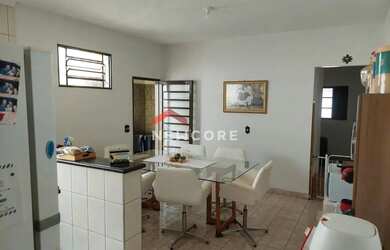 Imagem: A casa possui 3 Dormitórios, 2 Banheiros, 2 Vagas na garagem