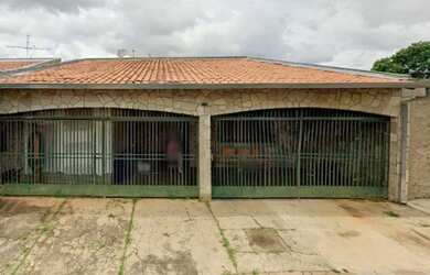 Imagem: A casa possui 1 Dormitório, 1 Banheiro, 1 Vaga na garagem