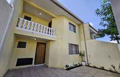 Imagem: A casa possui 3 Dormitórios, 4 Banheiros, 2 Vagas na garagem