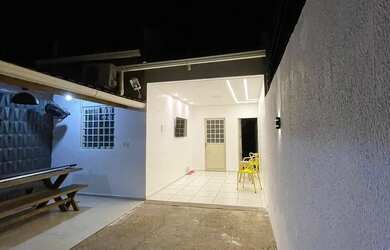 Imagem: A casa possui 2 Dormitórios, 2 Banheiros, 2 Vagas na garagem