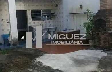 Imagem: A casa possui 4 Dormitórios, 4 Banheiros, 5 Vagas na garagem