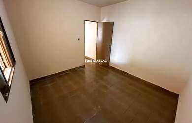 Imagem 2: Casa com garagem coberta e cozinha ampla, recém-reformada