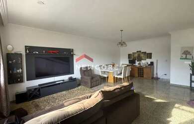 Imagem: A casa possui 4 Dormitórios, 5 Banheiros, 5 Vagas na garagem